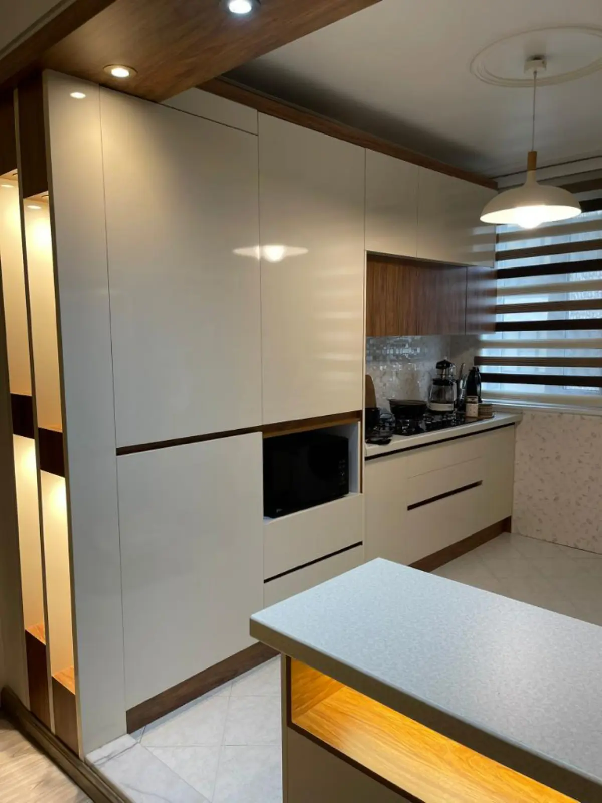 کابینت مدرن هایگلاس سفید و چوبی بدون دستگیره