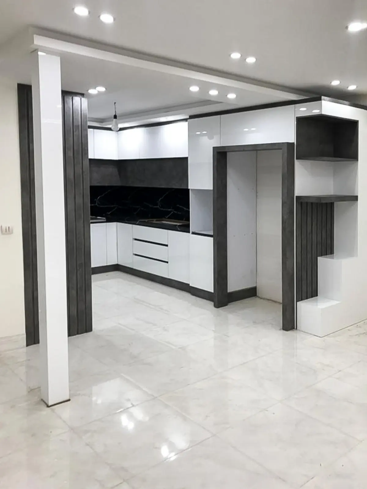 کابینت آشپزخانه مدرن سفید طوسی بدون دستگیره