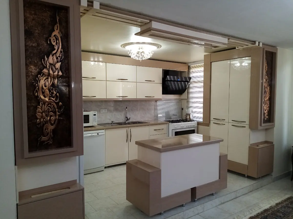 کابینت هایگلاس کرم با جزیره با دستگیره استیل