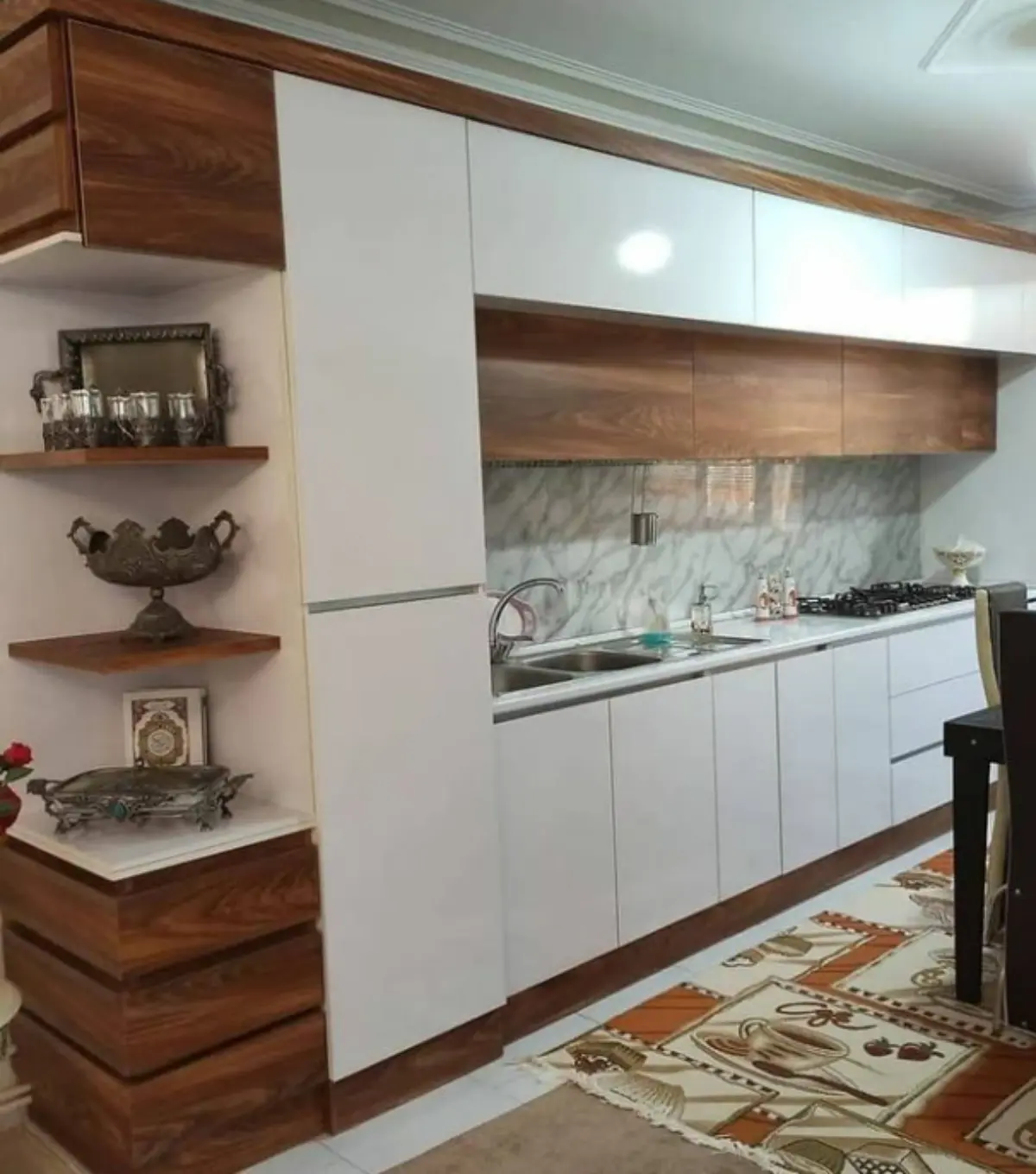 کابینت مدرن بدون دستگیره پلکانی سفید قهوهای