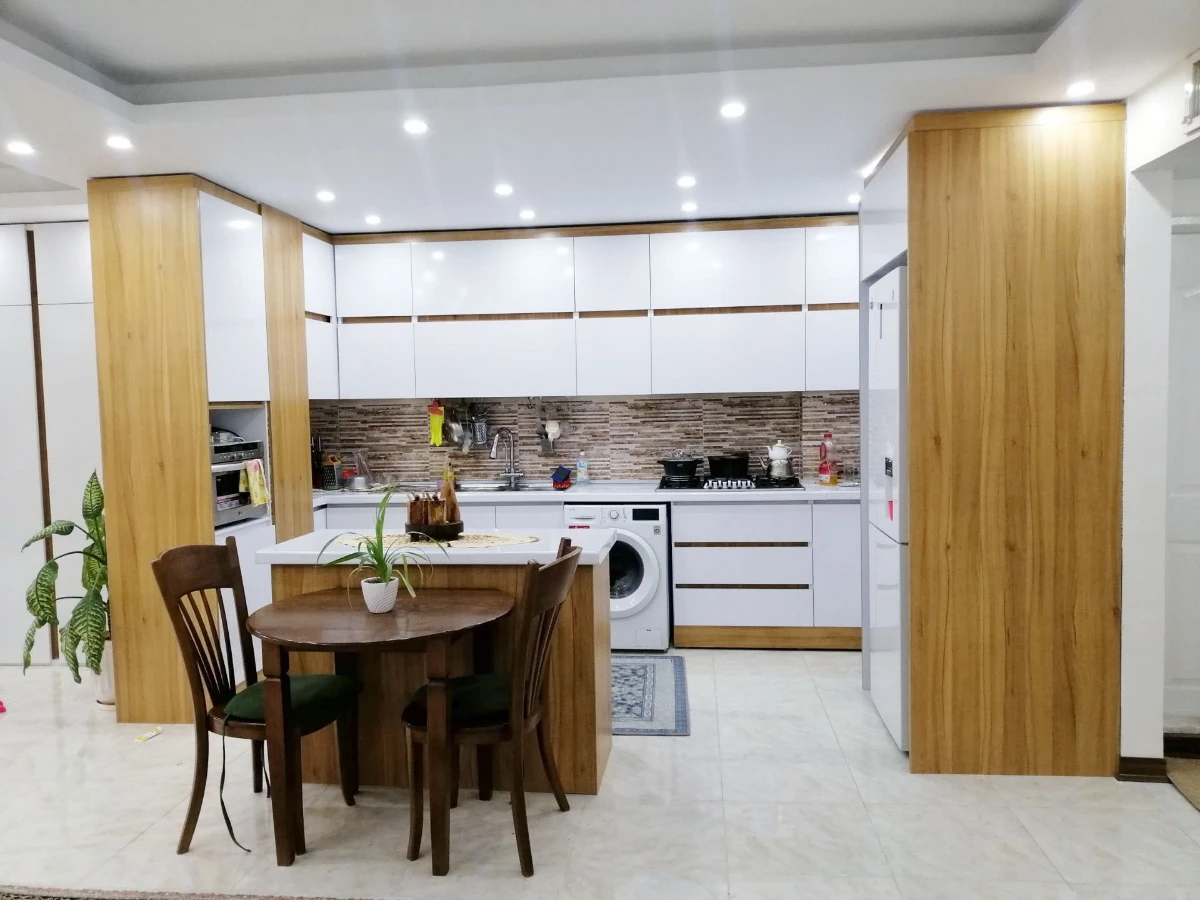 کابینت ام دی اف سفید قهوهای با نقشه یو شکل و کابینت کمدی در دو طرف آشپزخانه